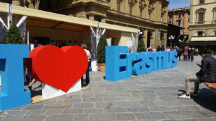 I love Erasmus -kyltti Italian kadulla
